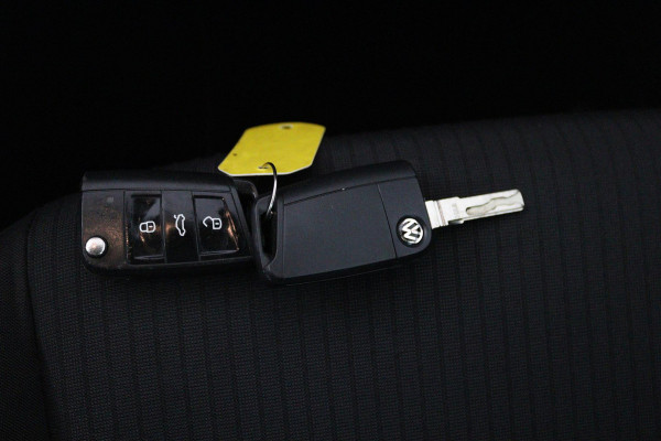 Volkswagen Golf 1.0 TSI Comfortline (PARKEERSENSOREN, CRUISE ADAPTIEF, NAVIGATIE, STOELVERWARMING)