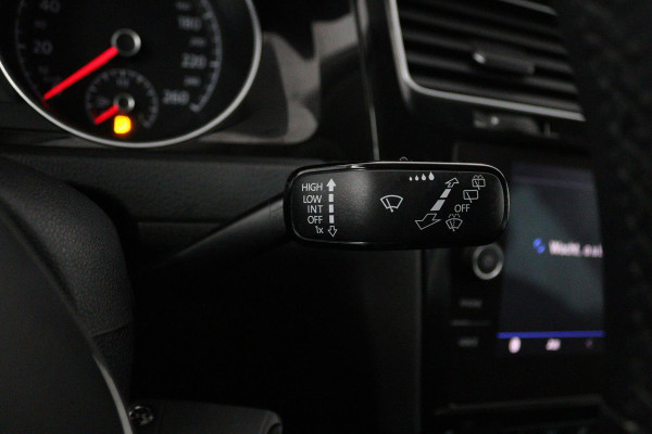 Volkswagen Golf 1.0 TSI Comfortline (PARKEERSENSOREN, CRUISE ADAPTIEF, NAVIGATIE, STOELVERWARMING)
