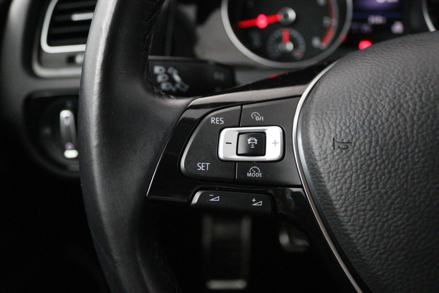Volkswagen Golf 1.0 TSI Comfortline (PARKEERSENSOREN, CRUISE ADAPTIEF, NAVIGATIE, STOELVERWARMING)