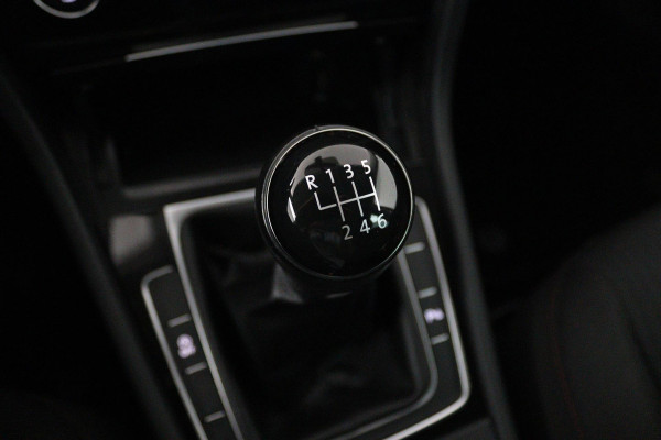 Volkswagen Golf 1.0 TSI Comfortline (PARKEERSENSOREN, CRUISE ADAPTIEF, NAVIGATIE, STOELVERWARMING)