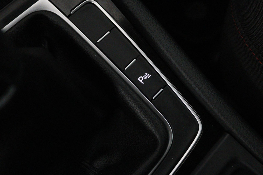 Volkswagen Golf 1.0 TSI Comfortline (PARKEERSENSOREN, CRUISE ADAPTIEF, NAVIGATIE, STOELVERWARMING)