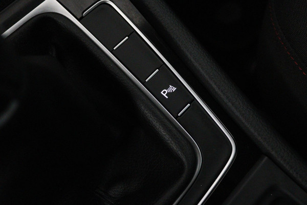 Volkswagen Golf 1.0 TSI Comfortline (PARKEERSENSOREN, CRUISE ADAPTIEF, NAVIGATIE, STOELVERWARMING)