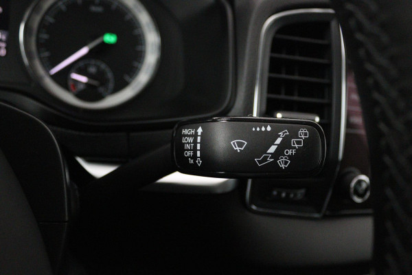 Škoda Karoq 1.5 TSI ACT Style Business (PANORAMADAK, CRUISE ADAPTIEF, PARKEERSENSOREN, STOELVERWARMING, NAVIGATIE, AUTOMAAT)