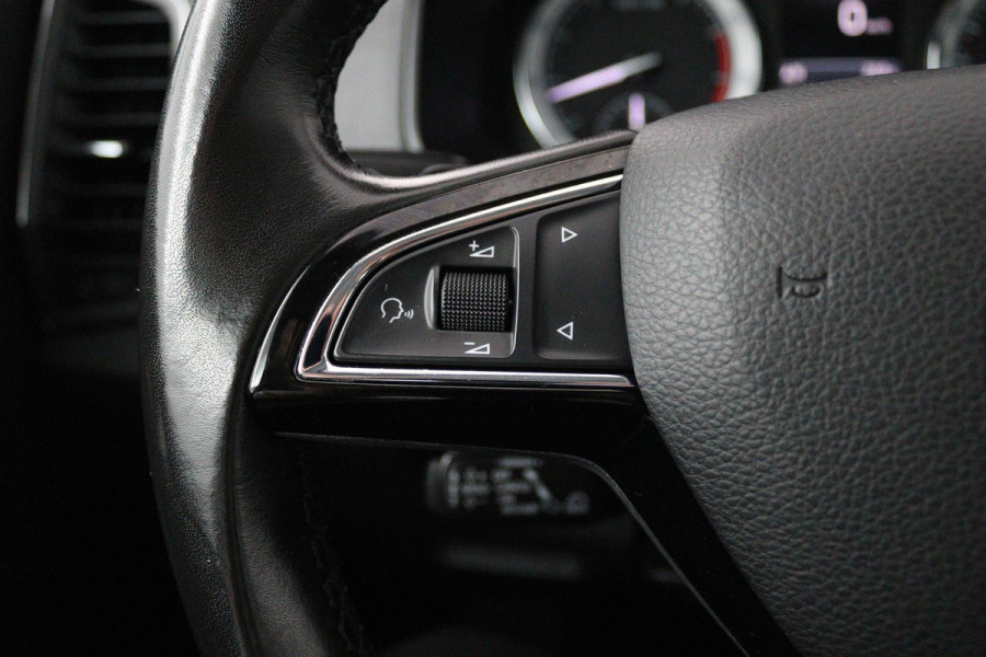 Škoda Karoq 1.5 TSI ACT Style Business (PANORAMADAK, CRUISE ADAPTIEF, PARKEERSENSOREN, STOELVERWARMING, NAVIGATIE, AUTOMAAT)