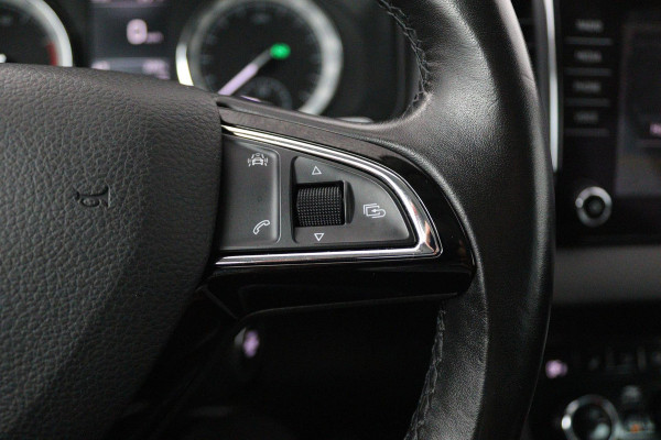 Škoda Karoq 1.5 TSI ACT Style Business (PANORAMADAK, CRUISE ADAPTIEF, PARKEERSENSOREN, STOELVERWARMING, NAVIGATIE, AUTOMAAT)