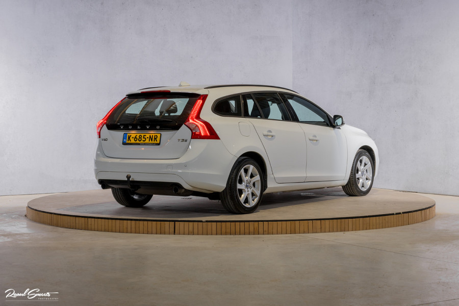Volvo V60 1.5 T3 Momentum | Automaat | Cruise control | Keyless entry | Achterbank verwarmt | Trekhaak |