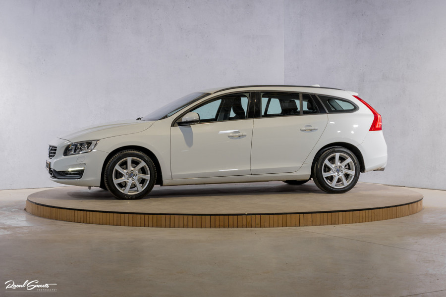 Volvo V60 1.5 T3 Momentum | Automaat | Cruise control | Keyless entry | Achterbank verwarmt | Trekhaak |