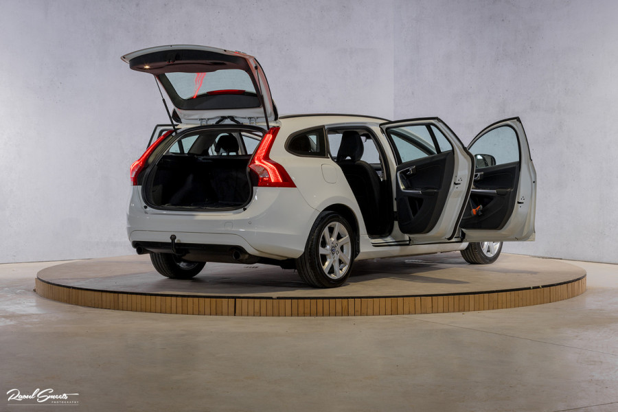 Volvo V60 1.5 T3 Momentum | Automaat | Cruise control | Keyless entry | Achterbank verwarmt | Trekhaak |
