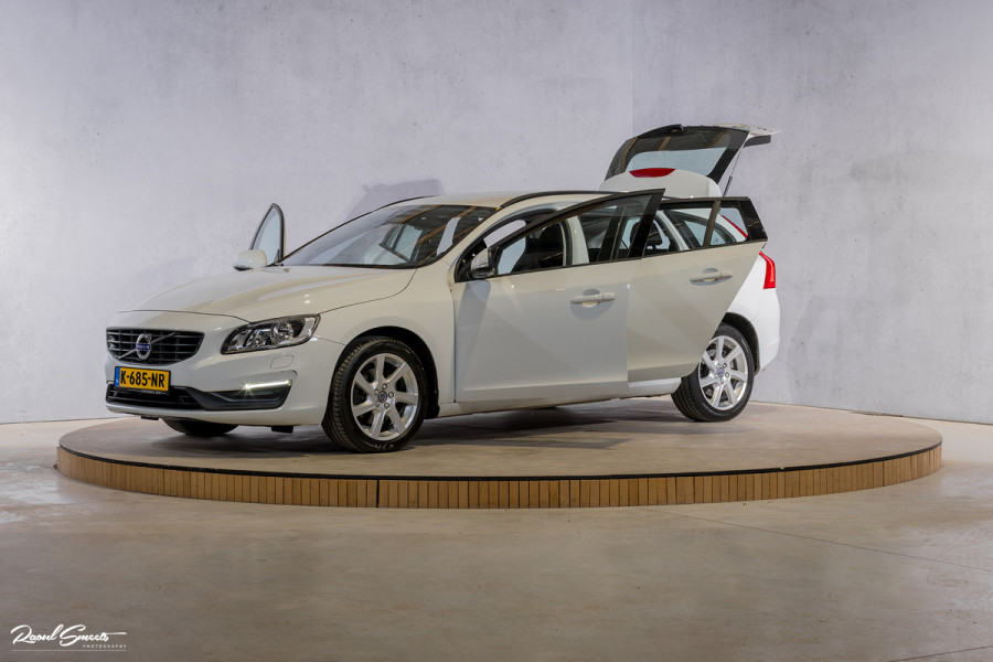Volvo V60 1.5 T3 Momentum | Automaat | Cruise control | Keyless entry | Achterbank verwarmt | Trekhaak |