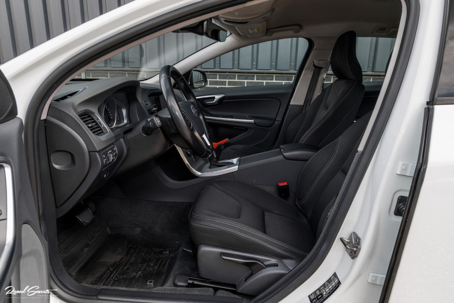 Volvo V60 1.5 T3 Momentum | Automaat | Cruise control | Keyless entry | Achterbank verwarmt | Trekhaak |