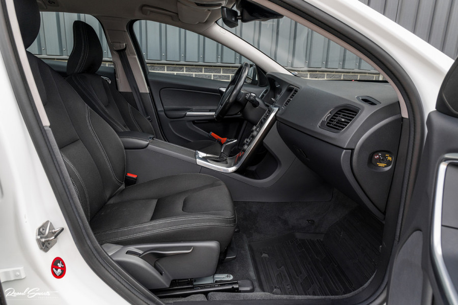 Volvo V60 1.5 T3 Momentum | Automaat | Cruise control | Keyless entry | Achterbank verwarmt | Trekhaak |