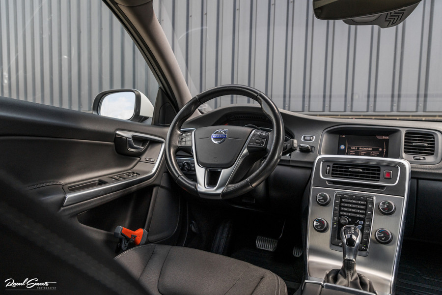 Volvo V60 1.5 T3 Momentum | Automaat | Cruise control | Keyless entry | Achterbank verwarmt | Trekhaak |
