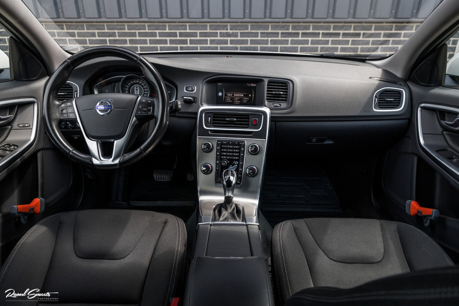 Volvo V60 1.5 T3 Momentum | Automaat | Cruise control | Keyless entry | Achterbank verwarmt | Trekhaak |