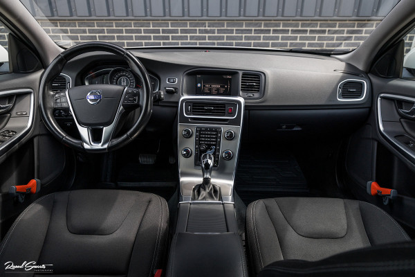 Volvo V60 1.5 T3 Momentum | Automaat | Cruise control | Keyless entry | Achterbank verwarmt | Trekhaak |