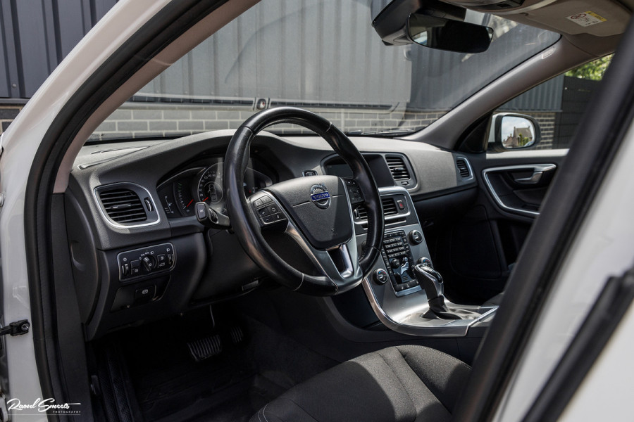 Volvo V60 1.5 T3 Momentum | Automaat | Cruise control | Keyless entry | Achterbank verwarmt | Trekhaak |