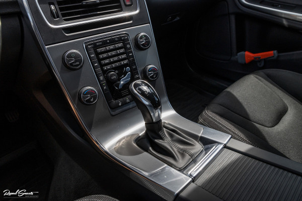 Volvo V60 1.5 T3 Momentum | Automaat | Cruise control | Keyless entry | Achterbank verwarmt | Trekhaak |