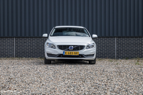 Volvo V60 1.5 T3 Momentum | Automaat | Cruise control | Keyless entry | Achterbank verwarmt | Trekhaak |