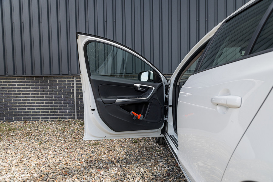 Volvo V60 1.5 T3 Momentum | Automaat | Cruise control | Keyless entry | Achterbank verwarmt | Trekhaak |