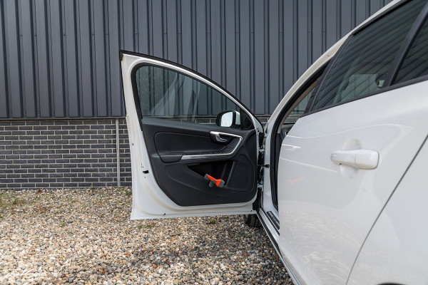 Volvo V60 1.5 T3 Momentum | Automaat | Cruise control | Keyless entry | Achterbank verwarmt | Trekhaak |
