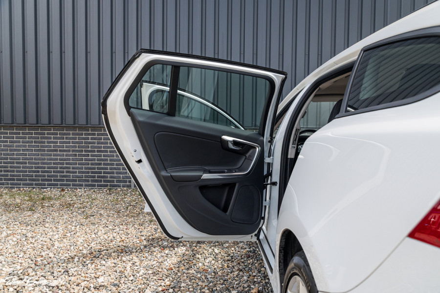 Volvo V60 1.5 T3 Momentum | Automaat | Cruise control | Keyless entry | Achterbank verwarmt | Trekhaak |