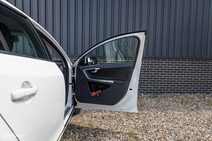 Volvo V60 1.5 T3 Momentum | Automaat | Cruise control | Keyless entry | Achterbank verwarmt | Trekhaak |
