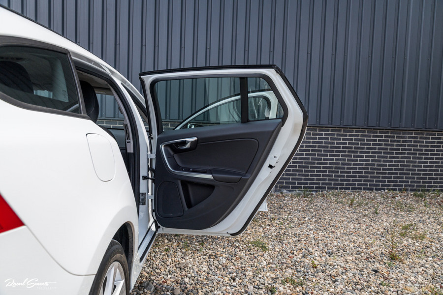 Volvo V60 1.5 T3 Momentum | Automaat | Cruise control | Keyless entry | Achterbank verwarmt | Trekhaak |