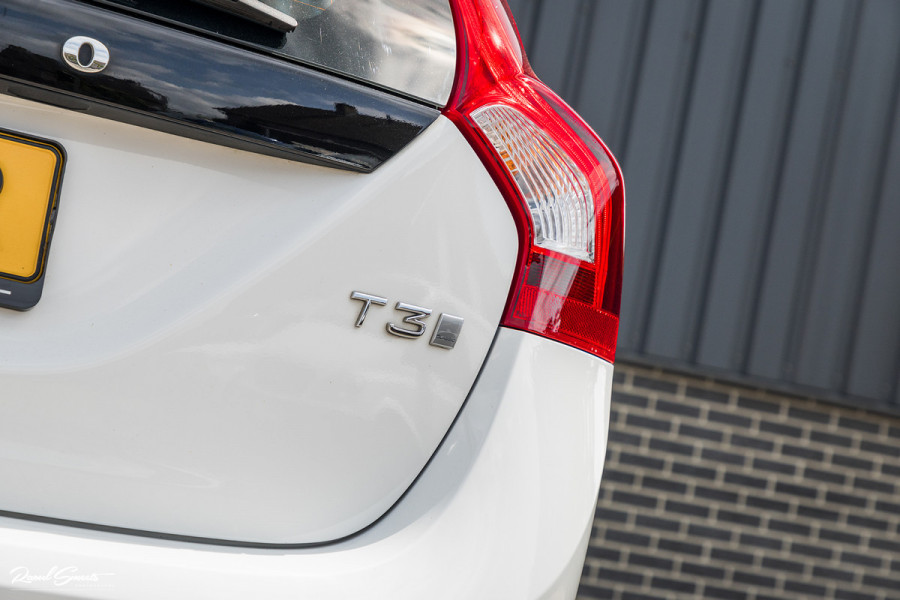 Volvo V60 1.5 T3 Momentum | Automaat | Cruise control | Keyless entry | Achterbank verwarmt | Trekhaak |