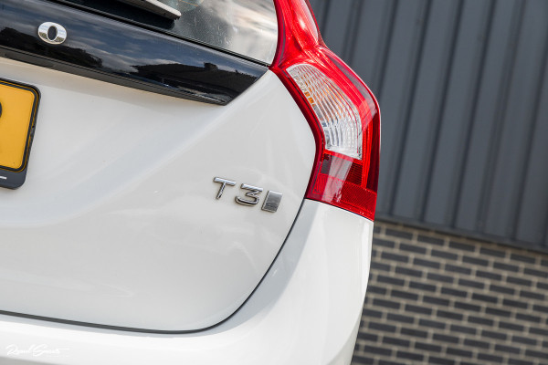 Volvo V60 1.5 T3 Momentum | Automaat | Cruise control | Keyless entry | Achterbank verwarmt | Trekhaak |