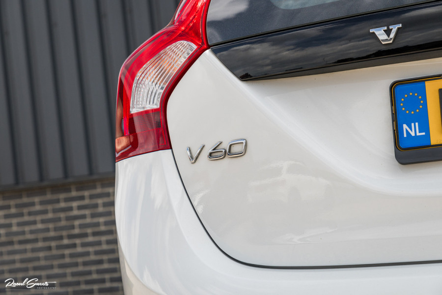 Volvo V60 1.5 T3 Momentum | Automaat | Cruise control | Keyless entry | Achterbank verwarmt | Trekhaak |