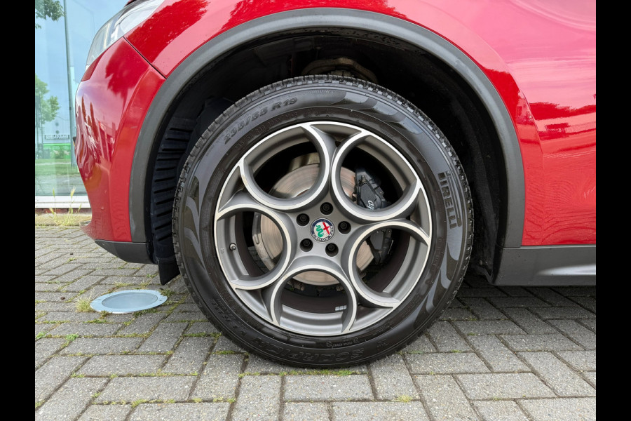 Alfa Romeo Stelvio 2.0 T AWD Super - Automaat - Leder - Navi - Parkeerhulp