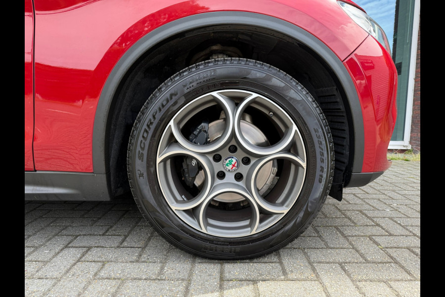 Alfa Romeo Stelvio 2.0 T AWD Super - Automaat - Leder - Navi - Parkeerhulp