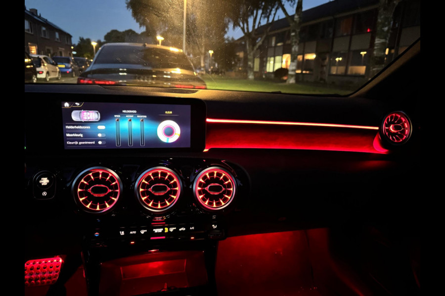 Mercedes-Benz A-Klasse A250 AUT AMG LED Pano Widescreen Navi