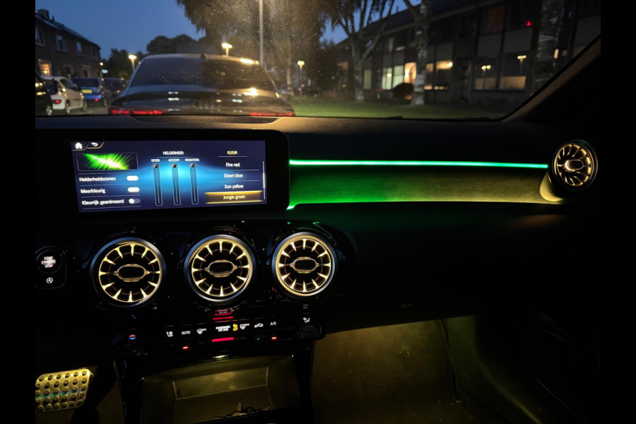Mercedes-Benz A-Klasse A250 AUT AMG LED Pano Widescreen Navi