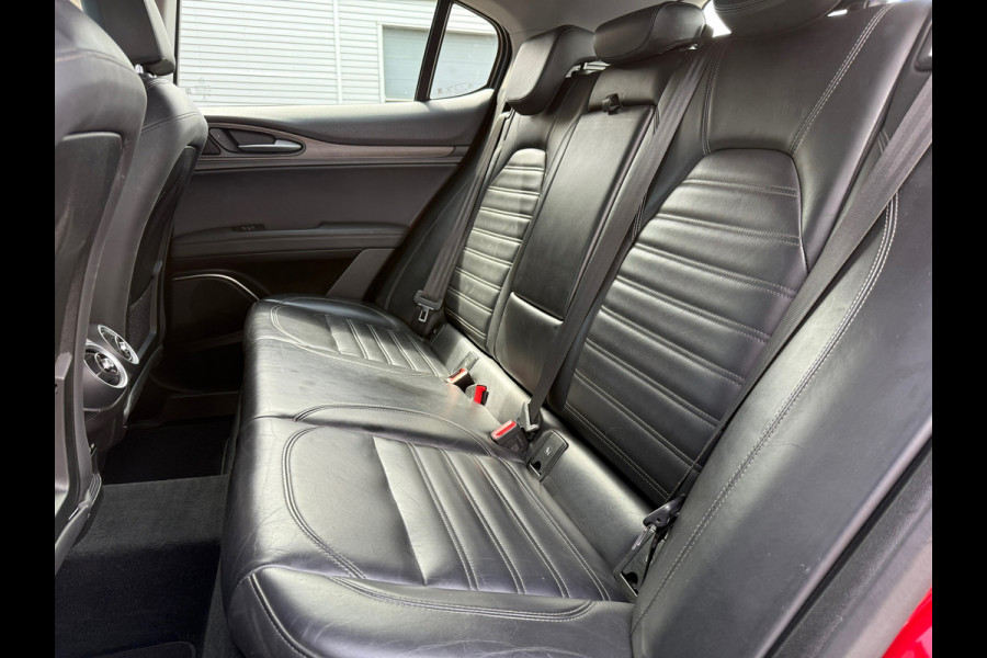 Alfa Romeo Stelvio 2.0 T AWD Super - Automaat - Leder - Navi - Parkeerhulp