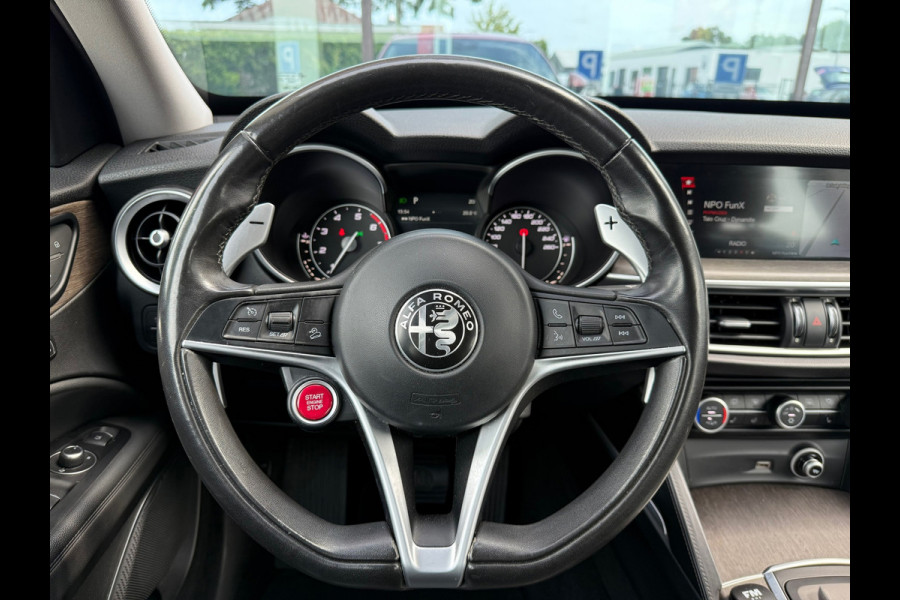 Alfa Romeo Stelvio 2.0 T AWD Super - Automaat - Leder - Navi - Parkeerhulp