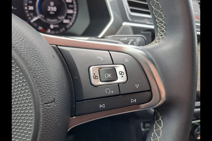 Volkswagen Tiguan 2.0 TSI 4Motion Highline R-line | LED | Pano | Trekhaak | Leder | Elek. klep | Virtual | LMV 20" | Camera | Vol |