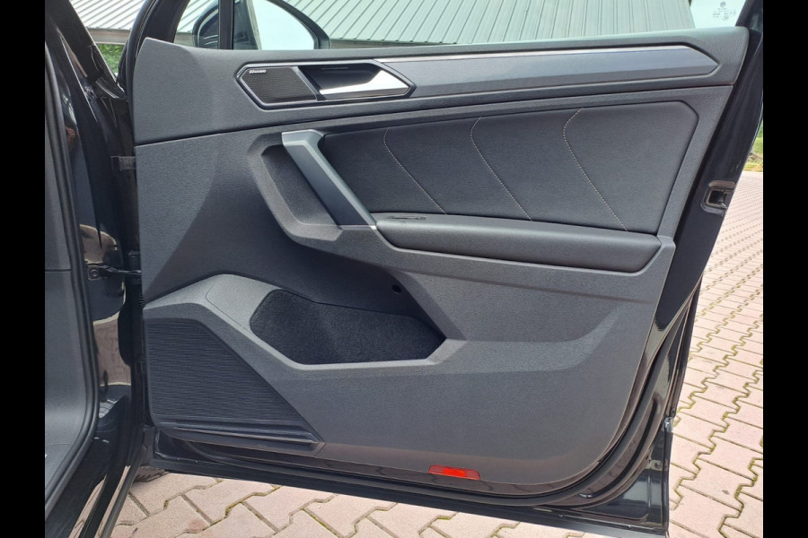Volkswagen Tiguan 2.0 TSI 4Motion Highline R-line | LED | Pano | Trekhaak | Leder | Elek. klep | Virtual | LMV 20" | Camera | Vol |
