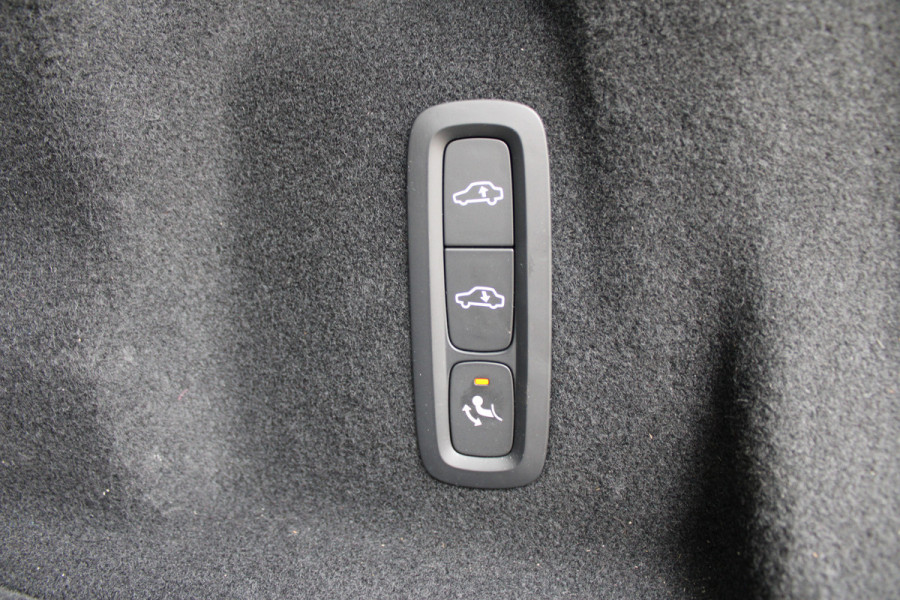 Volvo XC60 2.0 T8 Plug-in hybrid AWD Plus Dark | Luchtvering | 360 | H&K | Trekhaak