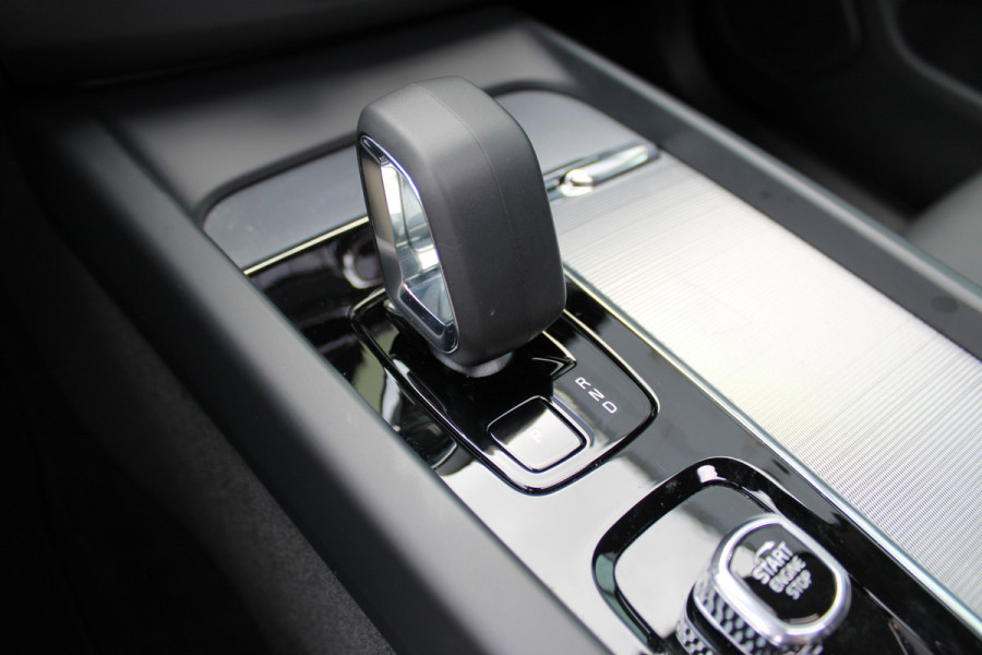 Volvo XC60 2.0 T8 Plug-in hybrid AWD Plus Dark | Luchtvering | 360 | H&K | Trekhaak
