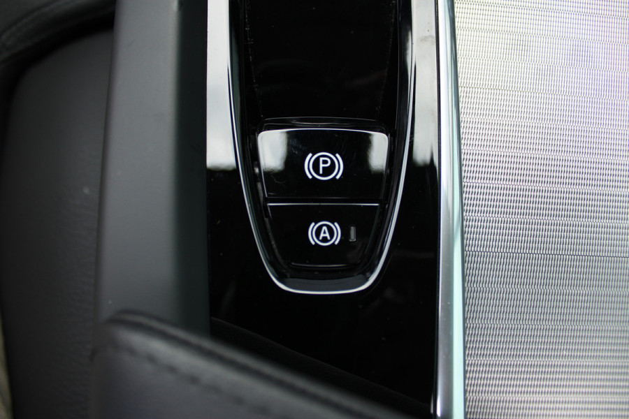 Volvo XC60 2.0 T8 Plug-in hybrid AWD Plus Dark | Luchtvering | 360 | H&K | Trekhaak