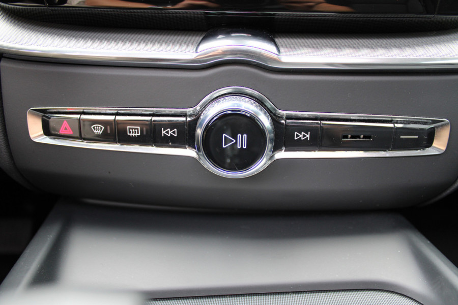Volvo XC60 2.0 T8 Plug-in hybrid AWD Plus Dark | Luchtvering | 360 | H&K | Trekhaak