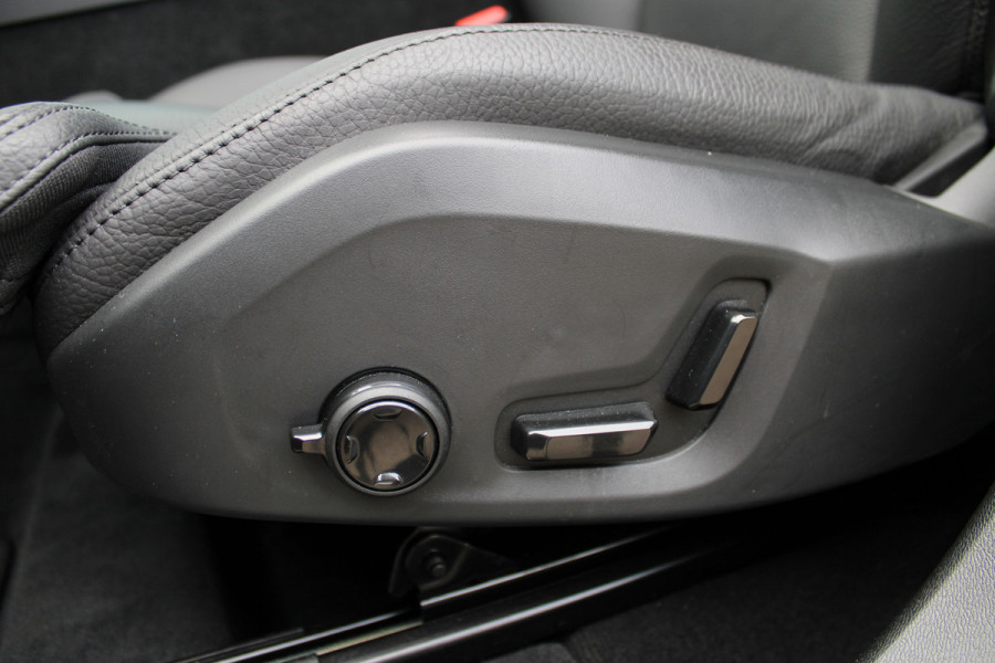 Volvo XC60 2.0 T8 Plug-in hybrid AWD Plus Dark | Luchtvering | 360 | H&K | Trekhaak
