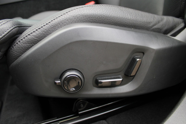 Volvo XC60 2.0 T8 Plug-in hybrid AWD Plus Dark | Luchtvering | 360 | H&K | Trekhaak