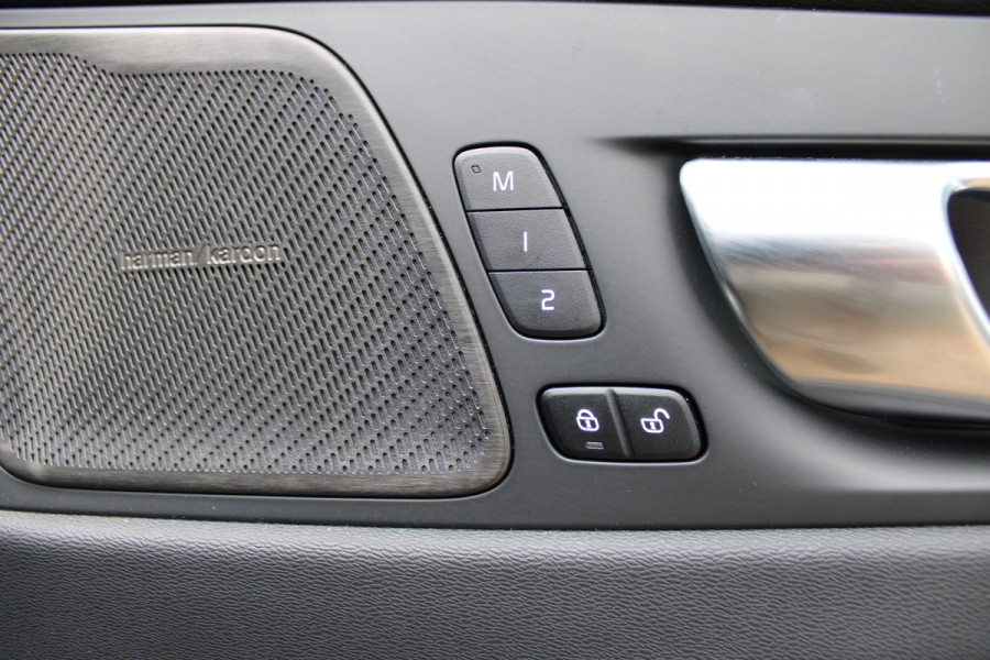 Volvo XC60 2.0 T8 Plug-in hybrid AWD Plus Dark | Luchtvering | 360 | H&K | Trekhaak