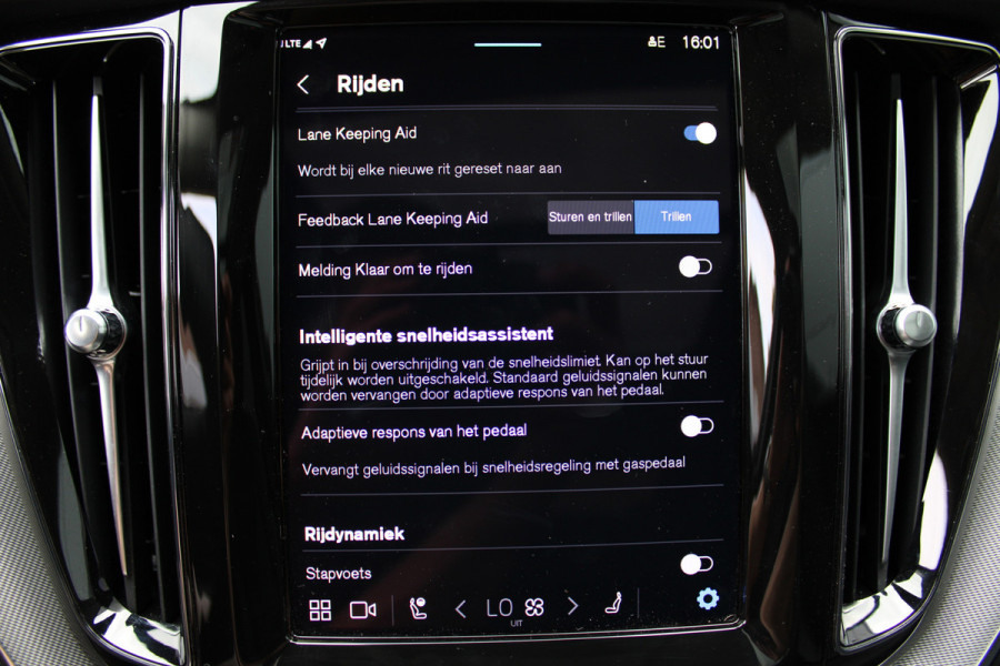 Volvo XC60 2.0 T8 Plug-in hybrid AWD Plus Dark | Luchtvering | 360 | H&K | Trekhaak