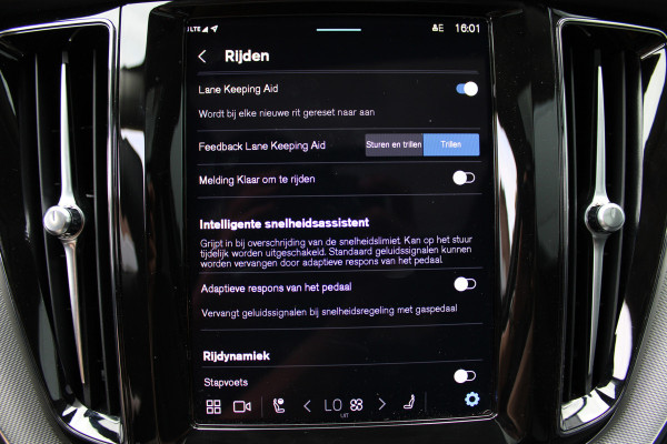 Volvo XC60 2.0 T8 Plug-in hybrid AWD Plus Dark | Luchtvering | 360 | H&K | Trekhaak