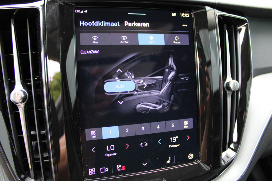 Volvo XC60 2.0 T8 Plug-in hybrid AWD Plus Dark | Luchtvering | 360 | H&K | Trekhaak