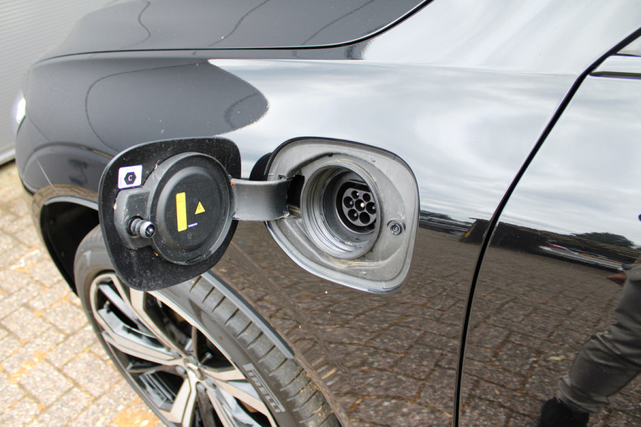 Volvo XC60 2.0 T8 Plug-in hybrid AWD Plus Dark | Luchtvering | 360 | H&K | Trekhaak