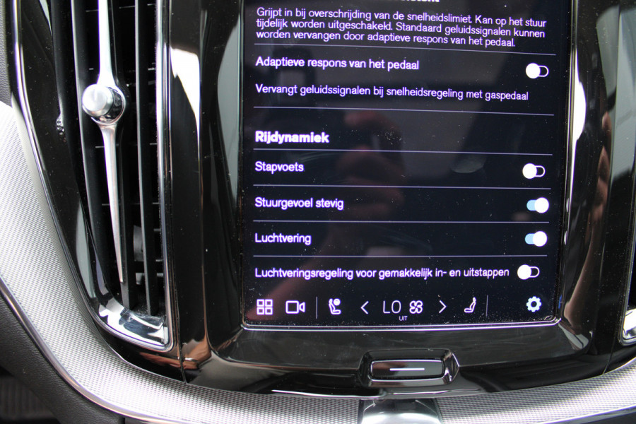 Volvo XC60 2.0 T8 Plug-in hybrid AWD Plus Dark | Luchtvering | 360 | H&K | Trekhaak