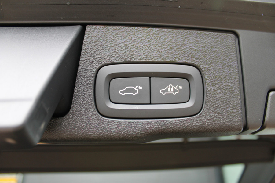 Volvo XC60 2.0 T8 Plug-in hybrid AWD Plus Dark | Luchtvering | 360 | H&K | Trekhaak